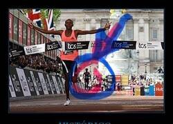 Enlace a También es mala suerte que nunca en la historia se haya bajado de las 2 horas en una maratón y que el día que lo consigues seas ese