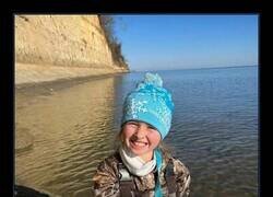 Enlace a Yo solo me encuentro cacas de perro flotando en el mar