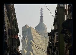 Enlace a Luces para los de arriba; para el barrio, la sombra y el cableado cutre