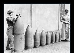 Enlace a Una mujer trabajando con una granada gigante en la Fábrica Nacional de Municiones No. 6 en Chilwell, Nottinghamshire, Reino Unido, 1917