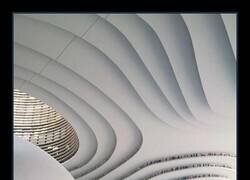 Enlace a Una biblioteca en Tianjin, China, con capacidad para albergar hasta 1,2 millones de libros.