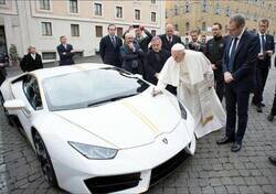 Enlace a El Papa Francisco, en noviembre de 2017, recibiendo un Lamborghini personalizado. Lo firmó, lo bendijo y lo vendió por 950.000 dólares, donando todo