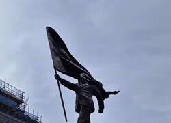 Enlace a  Nueva obra de Banksy: un hombre cegado por su bandera