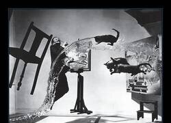 Enlace a Fotografía surrealista del artista Salvador Dalí, que hoy en día dirían que es IA