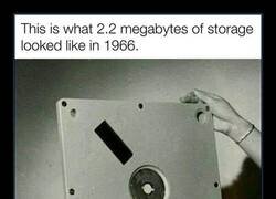 Enlace a ¡Así era como se veía el almacenamiento de 2,2 megabytes en 1966!