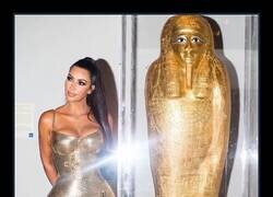 Enlace a Recordando a Kim Kardashian destapando robos milenarios