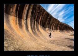 Enlace a Aquí está Wave Rock, ubicada en Australia. ¡Parece una ola en la que se podría surfear!