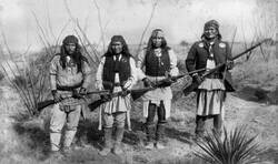 Enlace a Guerreros apaches fotografiados por C. S. Fly en 1886 durante las negociaciones con el general Crook