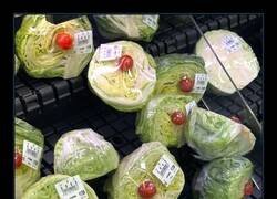 Enlace a Japón vendiendo media lechuga con un tomatito encima como si fuera un Ferrero Rocher