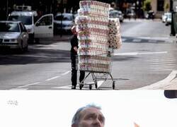 Enlace a Fernando Simón diciendo que no hay riesgo mientras alguien ya va por el rollo 400 de papel higiénico