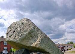 Enlace a Monumento de la Edad de Piedra con 5500 años de antigüedad, situado en una urbanización en Irlanda