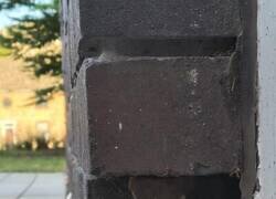 Enlace a  Mi sutil obra de arte callejero: Superman sosteniendo esta pared de ladrillos
