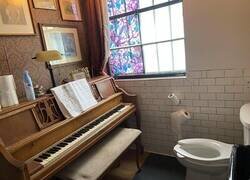 Enlace a Un piano en el baño del bar donde estoy