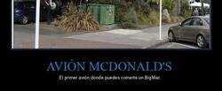 Enlace a En Taupo, Nueva Zelanda, hay un restaurante McDonald's dentro de un avión que ya no está en servicio. El avión se encuentra en este lugar desde 1989 y recientemente se le aplicó una nueva capa de pintura