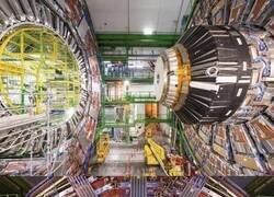 Enlace a Así es como se ve el interior del detector de partículas CMS del CERN. Las personas que aparecen en la imagen sirven para dar una idea de las dimensiones