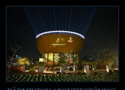 Enlace a El edificio del Centro de Alto Rendimiento de Bádminton en India, por la noche, parece una pluma de bádminton