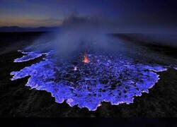 Enlace a Este volcán de Indonesia entra en erupción, expulsando lava de color violeta intenso durante la noche. Es real, está en la Tierra. (Kawah Ijen, Indonesia)