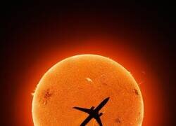 Enlace a El fotógrafo Andrew McCarthy tomó 1,7 millones de fotografías en 6 días para capturar esta imagen de un avión comercial frente al sol