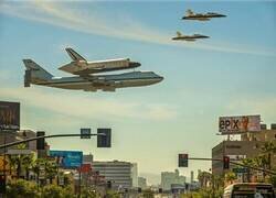 Enlace a Un SCA (Boeing 747 y transbordador espacial) volando sobre las calles de Los Ángeles en 2012