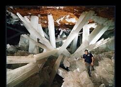 Enlace a La Cueva de los Cristales en Naica, México. Estos enormes cristales de 55 toneladas crecieron bajo el agua durante 500.000 años, calentados por el magma.