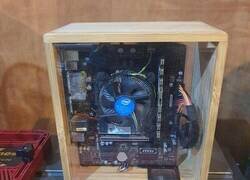 Enlace a Construí una carcasa para PC SFF de bambú desde cero, utilizando técnicas tradicionales de carpintería tailandesa y ensamblajes machihembrados.