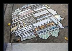 Enlace a El artista callejero francés Ememem transforma grietas, baches y pavimentos dañados en coloridas obras de arte en mosaico