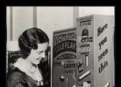 Enlace a Una mujer utilizando la máquina expendedora 