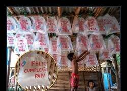 Enlace a Tú quejándote de que tu cumpleaños no fue suficientemente especial. Este padre llorando bajo 40 bolsas de plástico