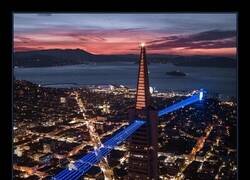 Enlace a San Francisco instaló un espectáculo de luces láser en uno de sus edificios más altos