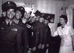 Enlace a Una madre con sus ocho hijos, todos ellos sirvieron durante la Segunda Guerra Mundial. Todos regresaron a casa, sanos y salvos