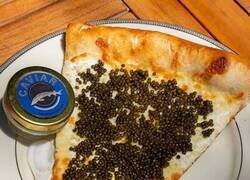 Enlace a Una pizzería de Filadelfia es viral por ofrecer una porción de pizza con caviar por 55 dólares servida en un plato de oro