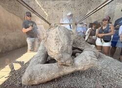 Enlace a Un molde de yeso representa a una víctima de la erupción del Vesubio del año 79 d.C., en Pompeya