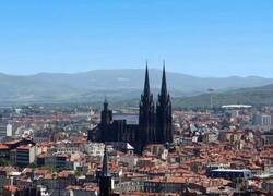 Enlace a La catedral gótica de Clermont-Ferrand está hecha de roca volcánica negra, lo que hace que destaque por su color