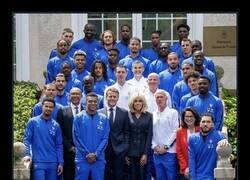 Enlace a La pose que metió Rayan Cherki en esta foto de la Selección de Francia junto al presidente francés Emmanuel Macron