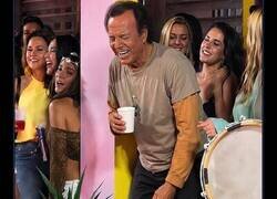Enlace a Imágenes de La Casita de Bad Bunny si fuera de Julio Iglesias