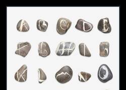 Enlace a Diez años para reunir el alfabeto de piedras naturales  