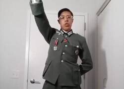 Enlace a Boliviano nazi que se vistió para parecerse a Hitler, pero terminó pareciéndose al emperador chino Puyi