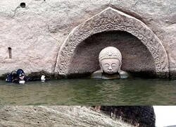 Enlace a Una estatua de Buda sumergida que fue descubierta en 2017, cuando el nivel del agua bajó debido a un proyecto de construcción. Tallada en un acantilado junto al río, tenía como objetivo proteger a los viajeros. Fuzhou, China, dinastía Ming, 1400