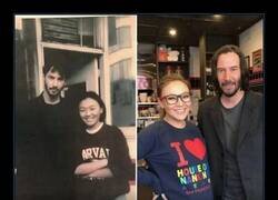 Enlace a Keanu recrea esta foto con una propietaria de un restaurante 29 años después