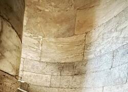 Enlace a Con el paso de más de 654 años, el mármol de la Torre de Pisa se ha desgastado debido al impacto, aunque imperceptible, de millones de partículas