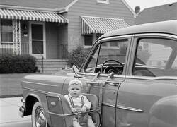 Enlace a Silla para bebés que se coloca en el coche, utilizada en la década de 1950