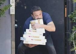 Enlace a Ben Affleck con café y cuatro cajas de donuts