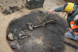 Enlace a Durante la construcción de una línea eléctrica en Alemania, se descubrió un esqueleto de hace 5000 años perteneciente a un hombre que fue arrojado a un horno, posiblemente como parte de un sacrificio humano