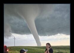 Enlace a Este hombre en Dakota del Sur está pidiéndole matrimonio a su novia mientras se forma un tornado