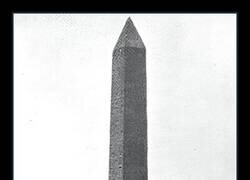 Enlace a El obelisco de Central Park de NY está hecho de granito rojo, mide aproximadamente 21 metros de altura, pesa alrededor de 200 toneladas y está grabado con jeroglíficos egipcios
