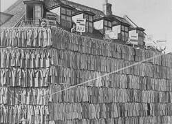 Enlace a En 1936, el comerciante danés de telas, Christian Troelstrup, cubrió la fachada de su tienda de cinco pisos con abrigos para atraer a los compradores