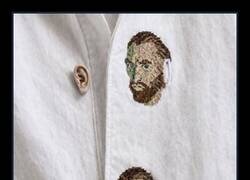 Enlace a La camisa Van Gogh con botones de oreja