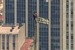 Enlace a Manifestantes escalan el edificio Empire State y despliegan una bandera
