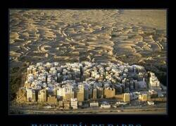Enlace a La antigua ciudad de Shibam, en Yemen, con sus imponentes edificios que parecen rascacielos. Estas torres, construidas con barro y que alcanzan hasta los 40 metros de altura (130 pies), aún se mantienen en pie