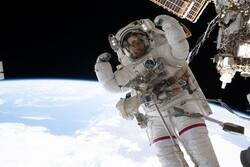 Enlace a El astronauta de la NASA, Chris Williams, muestra sus músculos durante una caminata espacial de 7 horas para reparar el brazo robótico Canadarm2 de la Estación Espacial Internacional